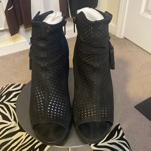 PRE-OWNED WOMEN’S VINCE CAMUTO KAMEY PEARL GOAT ANKLE BOOT W/TASSLES